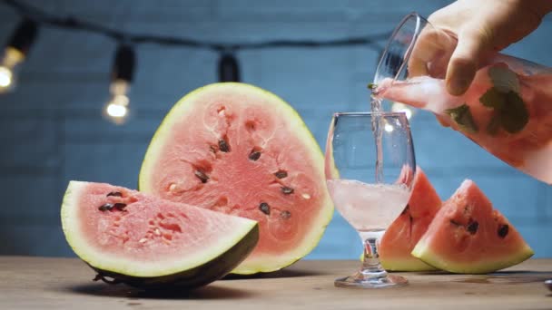 Man hand hälla lemonad i ett glas — Stockvideo