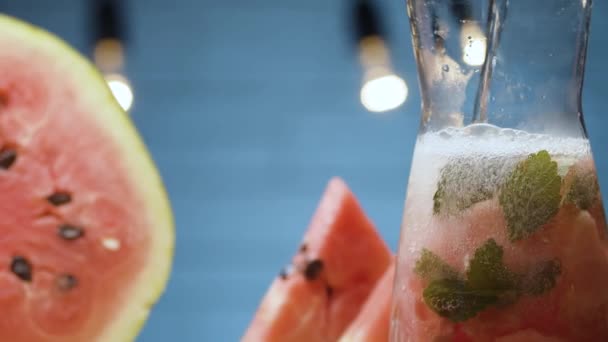 Wassermelonen-Limonade zubereiten — Stockvideo