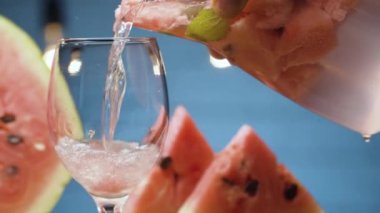 Bir bardağa limonata dök.