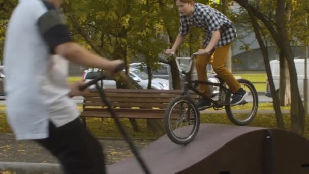 Tonåringar rider på pumpspåret — Stockvideo