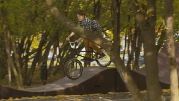 Молодий байкер на трасі насоса — стокове відео
