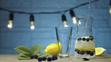 Çiğ çilekli limonata pişiriyorum.