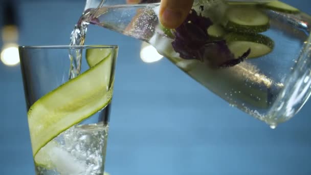 Häll kolsyrad dryck i ett glas — Stockvideo