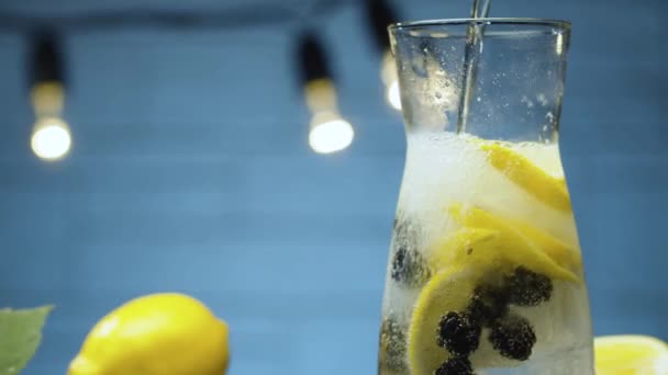 Vaření limonády z limonády — Stock video