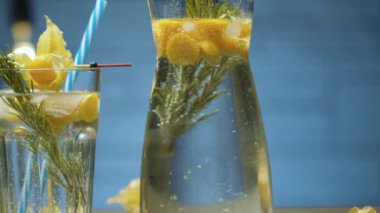 Rosemary ve physalis soğuk içecek.