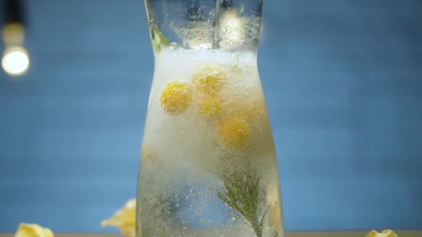 Biberiye ve limonata. — Stok video