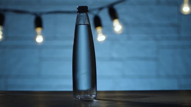 Flaska med vatten på bordet — Stockvideo