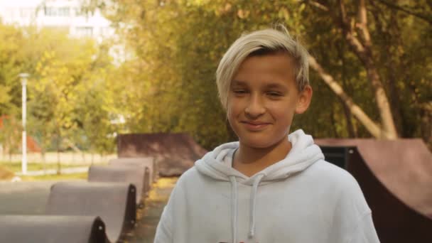 Усміхнений хлопчик у парку — стокове відео