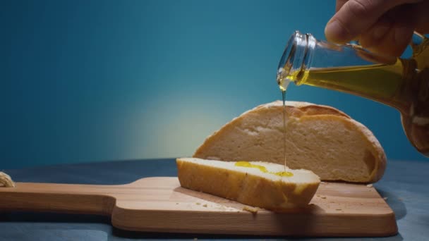 Das Stück Brot mit Olivenöl übergießen — Stockvideo