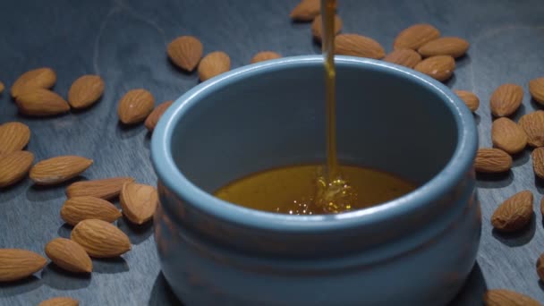 Miele fresco e mandorle — Video Stock
