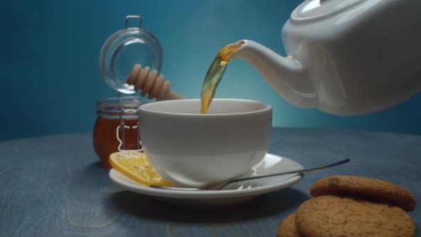 Ζεστό τσάι ρίχνει στο κύπελλο — Αρχείο Βίντεο