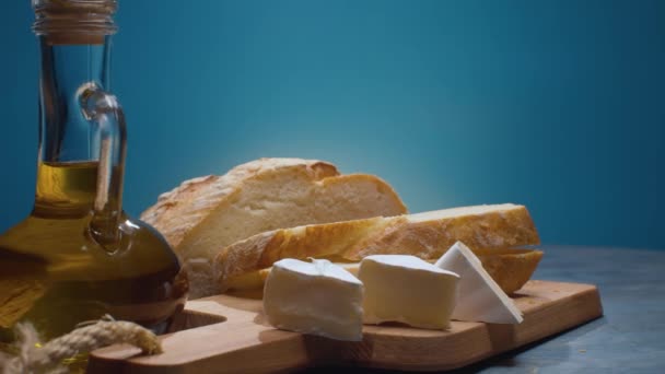 Ulei de măsline, pâine și camembert — Videoclip de stoc