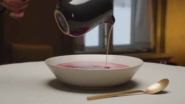 Kokken hælder fløde i en sukkerroesuppe – Stock-video