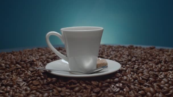 Xícara de café quente e grãos de café — Vídeo de Stock