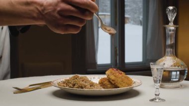 Bir tabakta iki kızarmış pirzola ve bulgur.