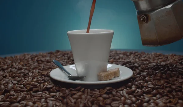 Cierre Café Caliente Vertiendo Una Taza Sobre Fondo Azul Grano — Foto de Stock