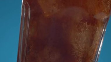 Kola bardağa doluyor.