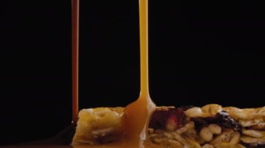 Mısır gevreği barına karamel döküldü.