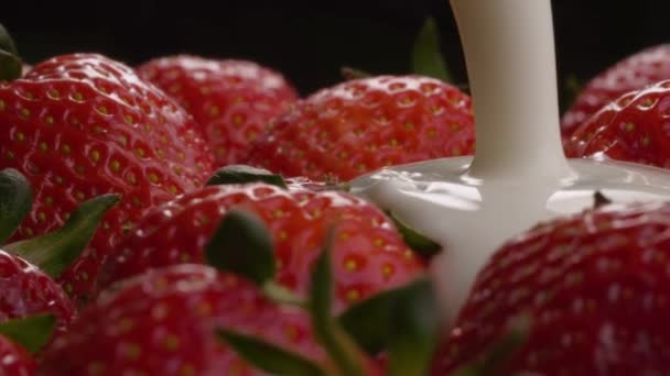 Yoghurt häller över jordgubbar — Stockvideo