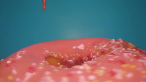 Глазурь льется на крутящийся пончик — стоковое видео