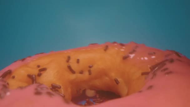 Spinning donut on blue background — Vídeos de Stock