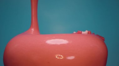 Çöreğin üzerine şeker ve jöle dökülüyor.