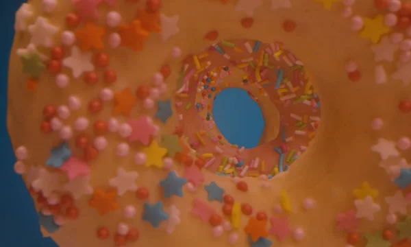 Пончик Цветным Сахаром Голубом Фоне Крайне Близко Вкусные Закуски Десерт — стоковое фото