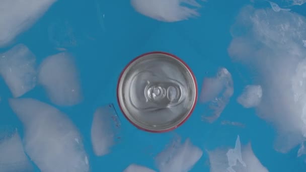 Lata de refrigerante de alumínio em água e gelo — Vídeo de Stock