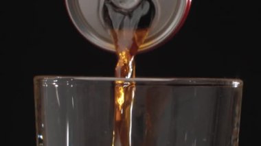 Kutudan Coca-Cola dökülüyor.