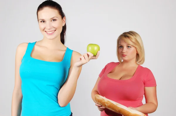 Dos mujeres jóvenes eligiendo comida para la dieta —  Fotos de Stock