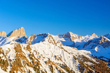 Dolomitler, kış mevsiminde kar mevsiminde İtalya 'nın Trentino kentindeki Marmolada grubunun bir kısmını oluşturan Colac-Buffaure alt grubu etrafında, alacakaranlıkta dağlık alandalar.