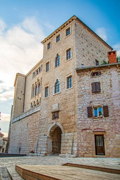 IstriaのValle Bale旧市街 Cとベールの壮大なSoard Bembo宮殿ゴシック ルネサンス様式のファサード クロアチア — ストック写真