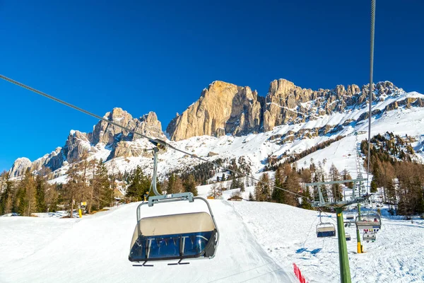 ドロミテ山脈 Carezza Karerseeスキー場エリア イタリア 南チロルにスキーリフトとスロープ — ストック写真