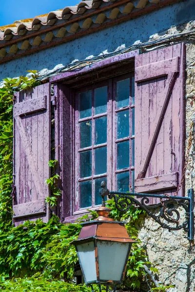 Finestra Rustica Con Persiane Legno Edera Lanterna Strada Nel Sud — Foto Stock