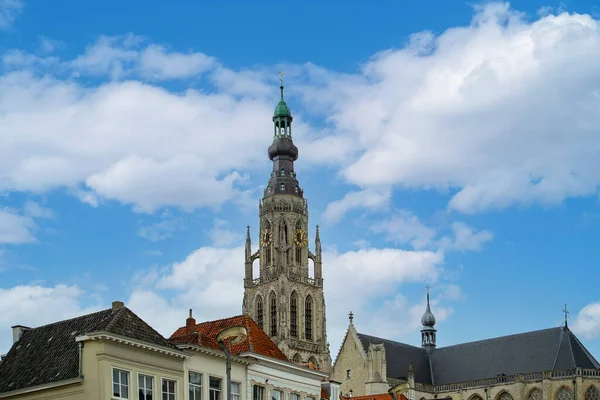 Breda, Kuzey Brabant, Hollanda - Grote Kerk veya Onze-Lieve-Vrouwekerk (Meryem Kilisesi) Brabantine Gotik tarzında inşa edilmiş önemli bir anıt ve simge.