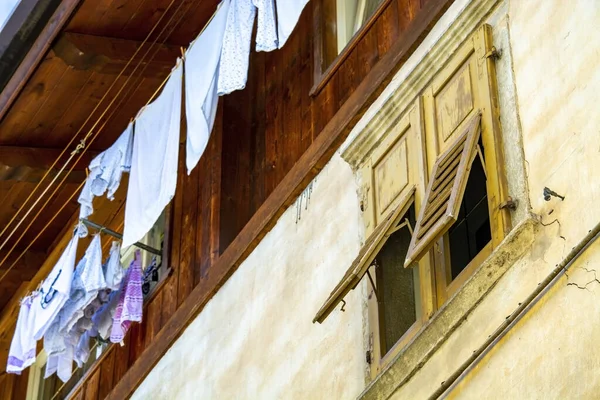イタリアの家 洗濯乾燥服やシャッター窓イタリアのどこか 農村部や都市のどこか — ストック写真
