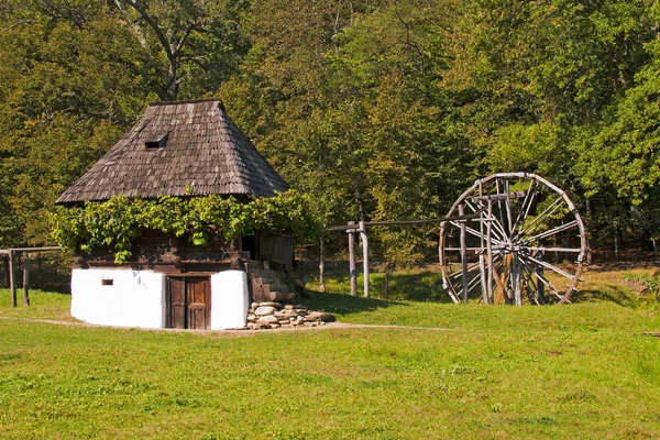 Stary dom i młyn — Zdjęcie stockowe