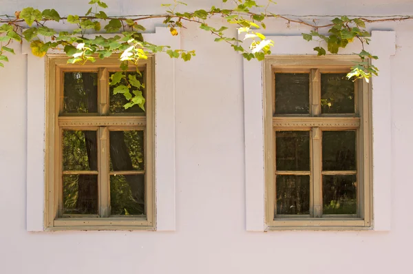 Janelas gêmeas na casa velha — Fotografia de Stock