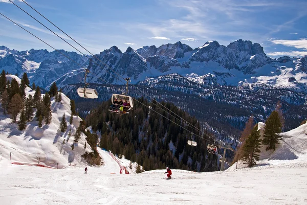 Sjezdovka v Dolomity, Itálie — Stock fotografie