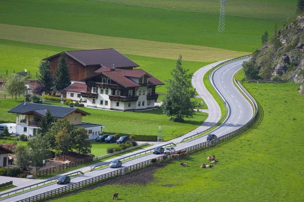 Górskiej miejscowości w Ötztal, tirol, austria — Zdjęcie stockowe