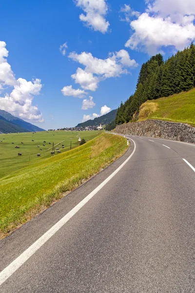 Strada sulla valle delle Alpi — Foto Stock