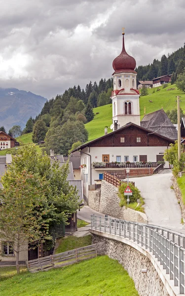 Dorf in den Alpen — Stockfoto