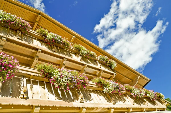 Balcone chalet fiori — Foto Stock