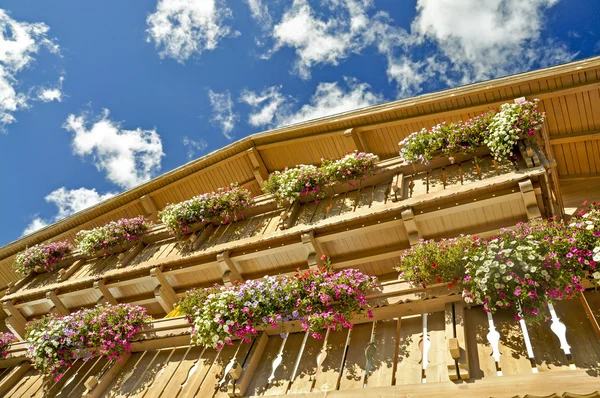 Balcone chalet fiori — Foto Stock