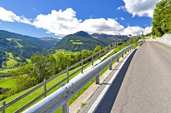 Aldeia em alpes — Fotografia de Stock