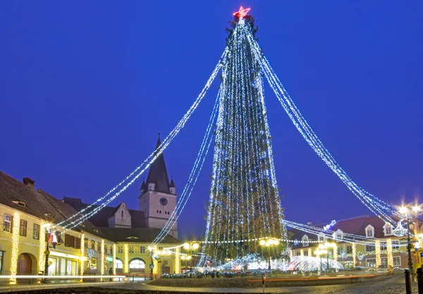 Winternacht Stadtbild mit Weihnachtsbaum — Stockfoto