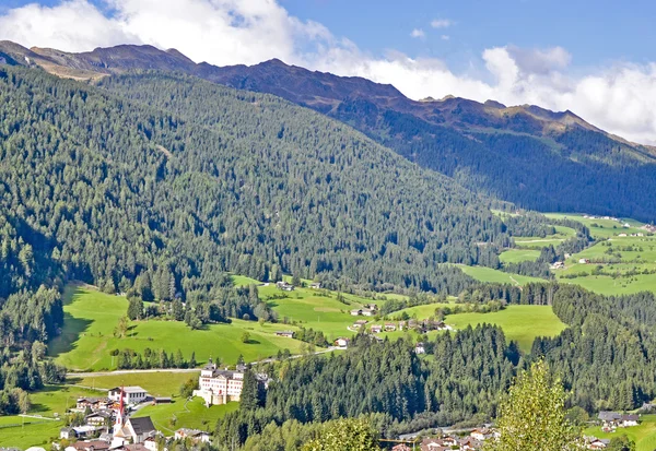 Berg-vallei in Italië — Stockfoto
