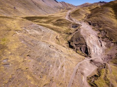 Andes, Güney Amerika 'daki yüksek dağ yolunun havadan görünüşü