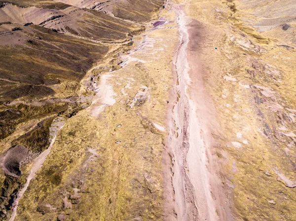 Andes, Güney Amerika 'daki yüksek dağ yolunun havadan görünüşü