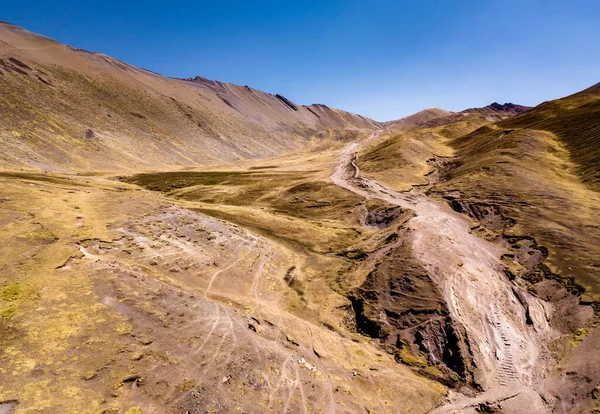 Andes, Güney Amerika 'daki yüksek dağ yolunun havadan görünüşü